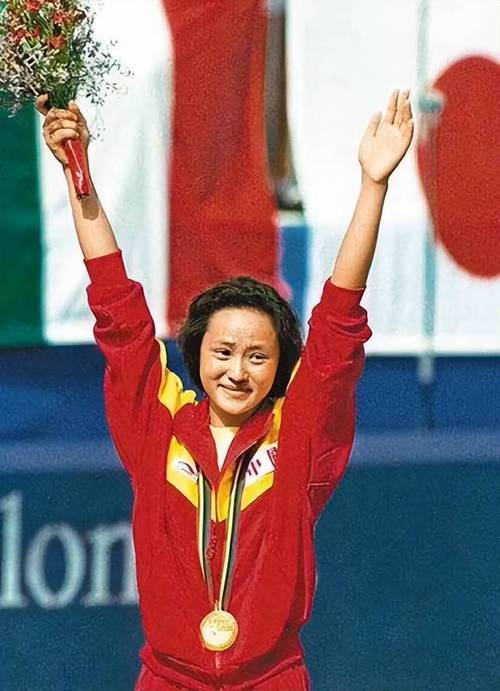 中国奥运史上最年轻的冠军是哪位著名跳水女运动员?