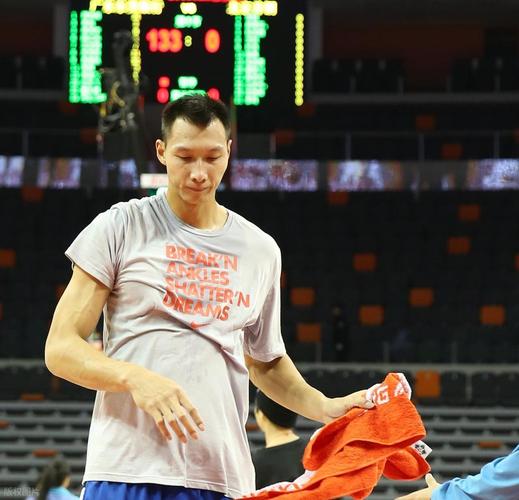 易建联为何脱鞋