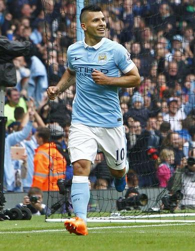 阿圭罗为什么能踢中锋