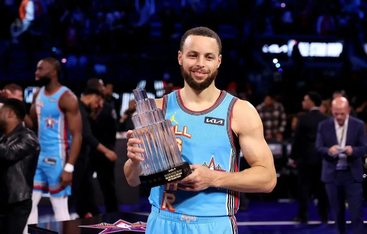 库里是巨星还是超巨