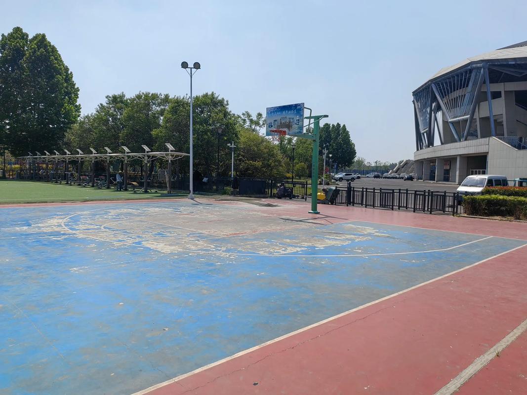 附近哪里有篮球场地