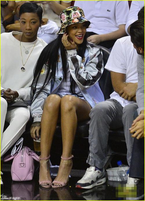 蕾哈娜看詹姆斯比赛