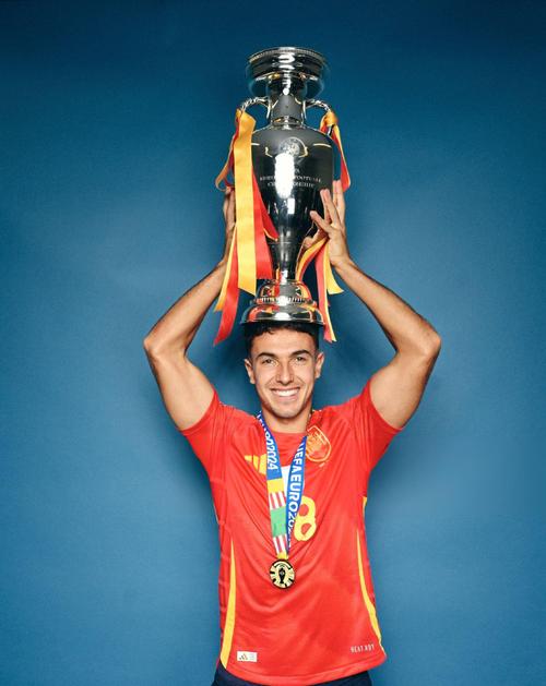 西班牙世界杯冠军球衣是谁